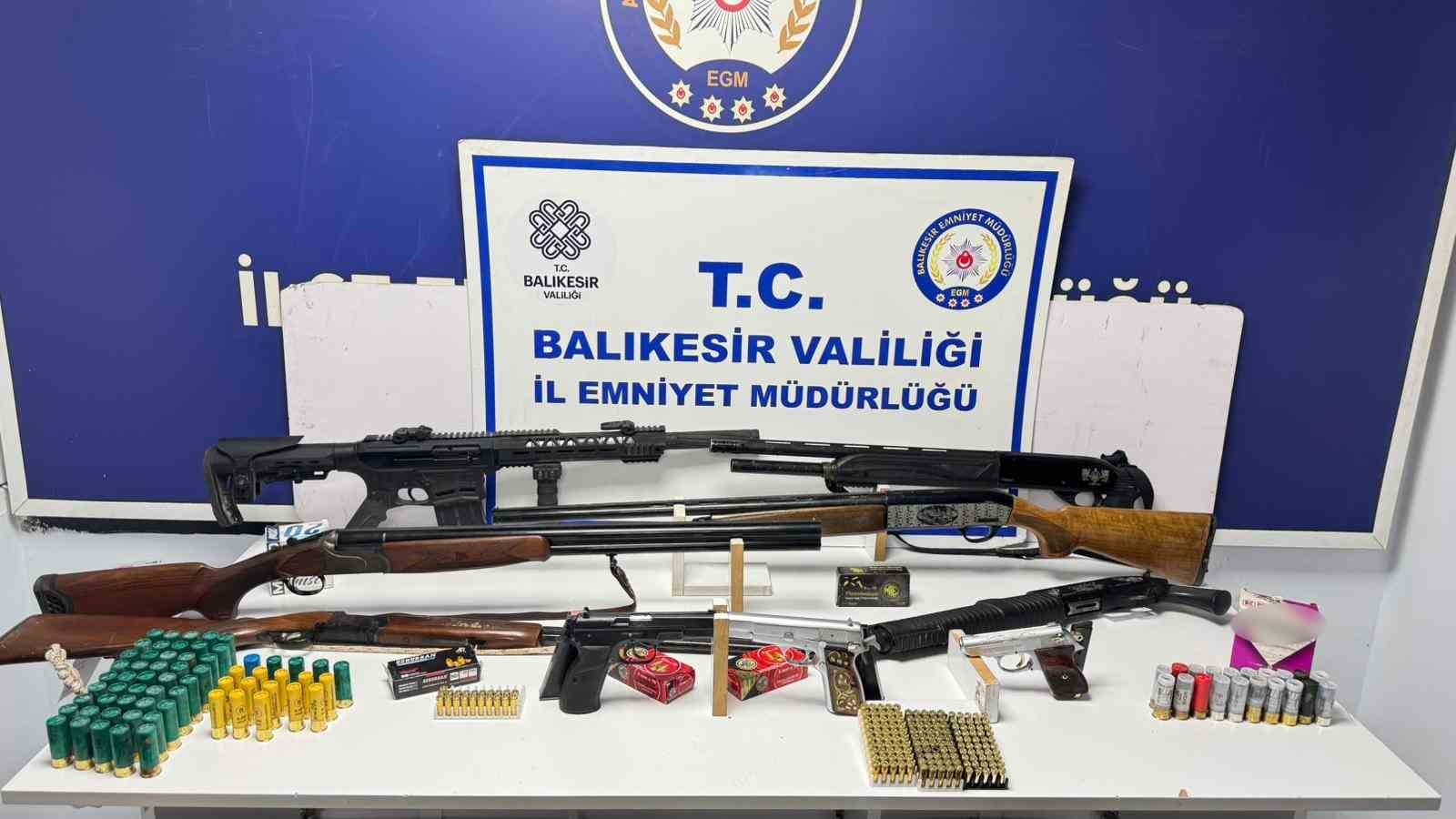 ayvalikta es zamanli operasyon ruhsatsiz silah ve uyusturucu ele gecirildi 0 GQ1aCeqG