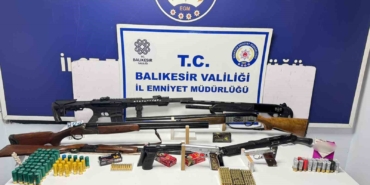 ayvalikta-es-zamanli-operasyon-ruhsatsiz-silah-ve-uyusturucu-ele-gecirildi-sRug68Bg.jpg