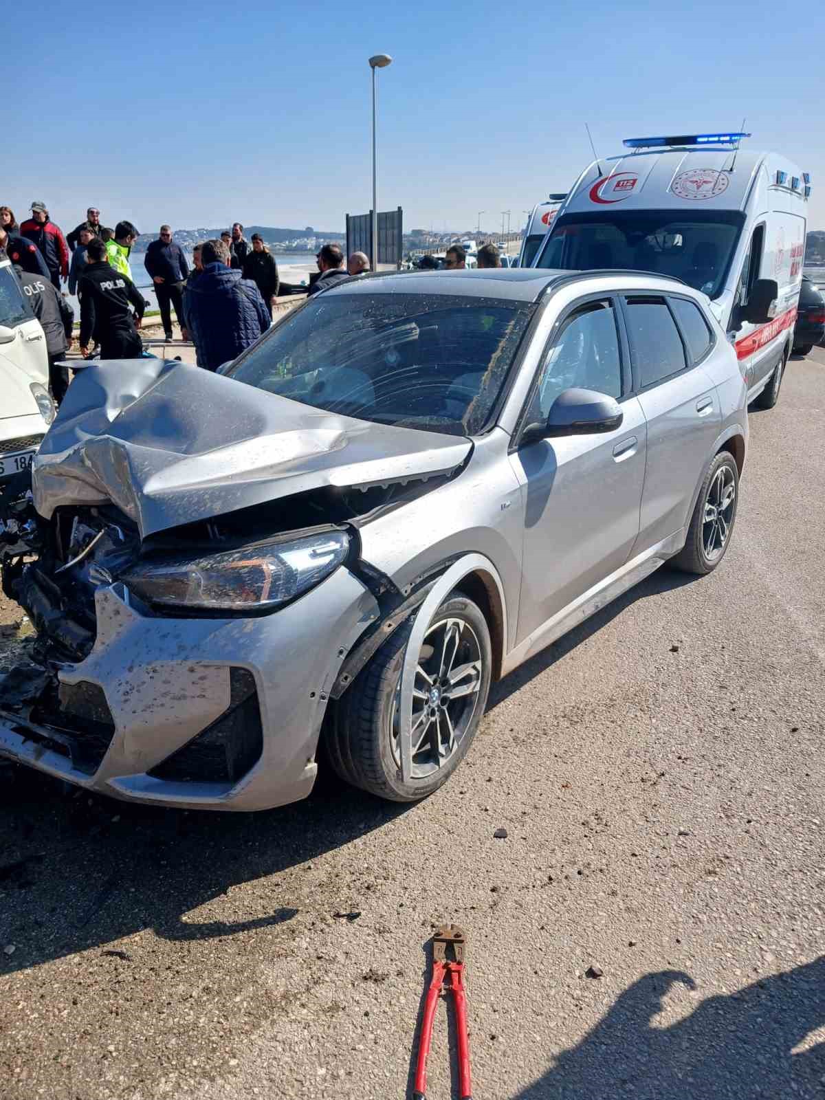 ayvalikta iki arac carpisti 2si agir 6 kisi yaralandi 3