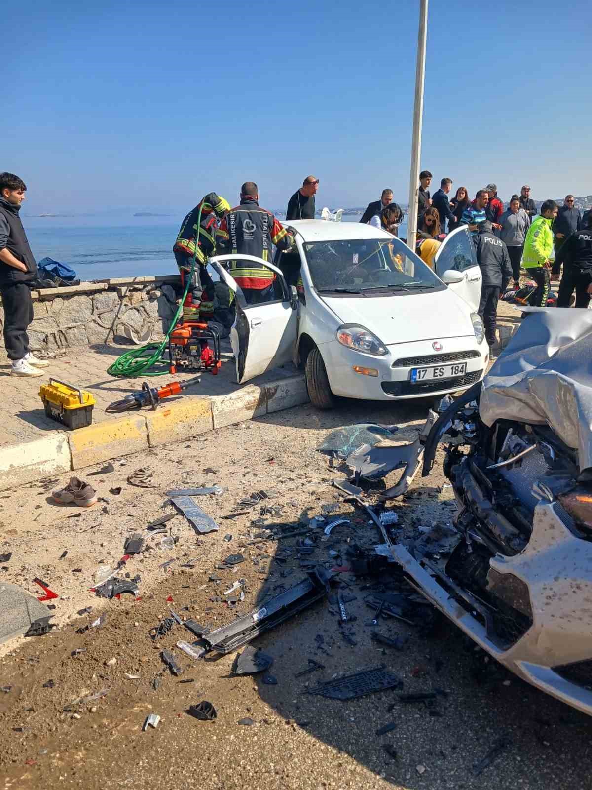ayvalikta iki arac carpisti 2si agir 6 kisi yaralandi 4