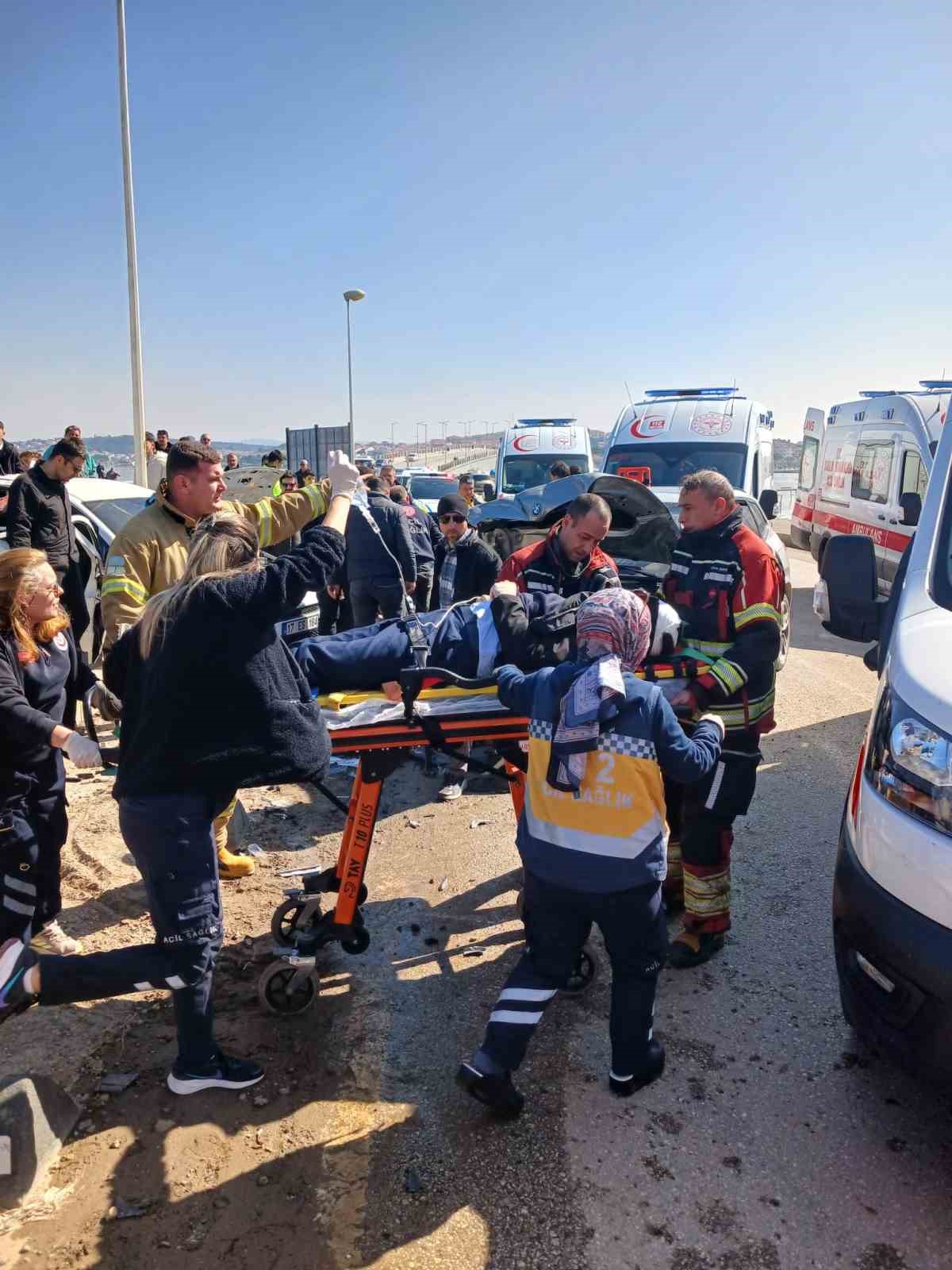 ayvalikta iki arac carpisti 2si agir 6 kisi yaralandi 5 ClV7Cpdk