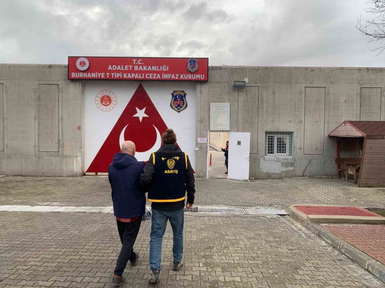 ayvalikta kendisini emniyet muduru olarak tanitan sahsa operasyon 0 ZEXKbGdB
