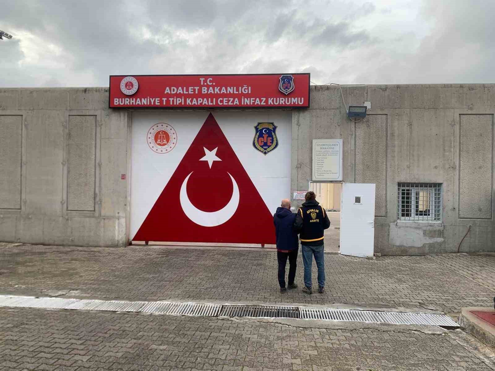 ayvalikta kendisini emniyet muduru olarak tanitan sahsa operasyon 2 3FXSHuI8