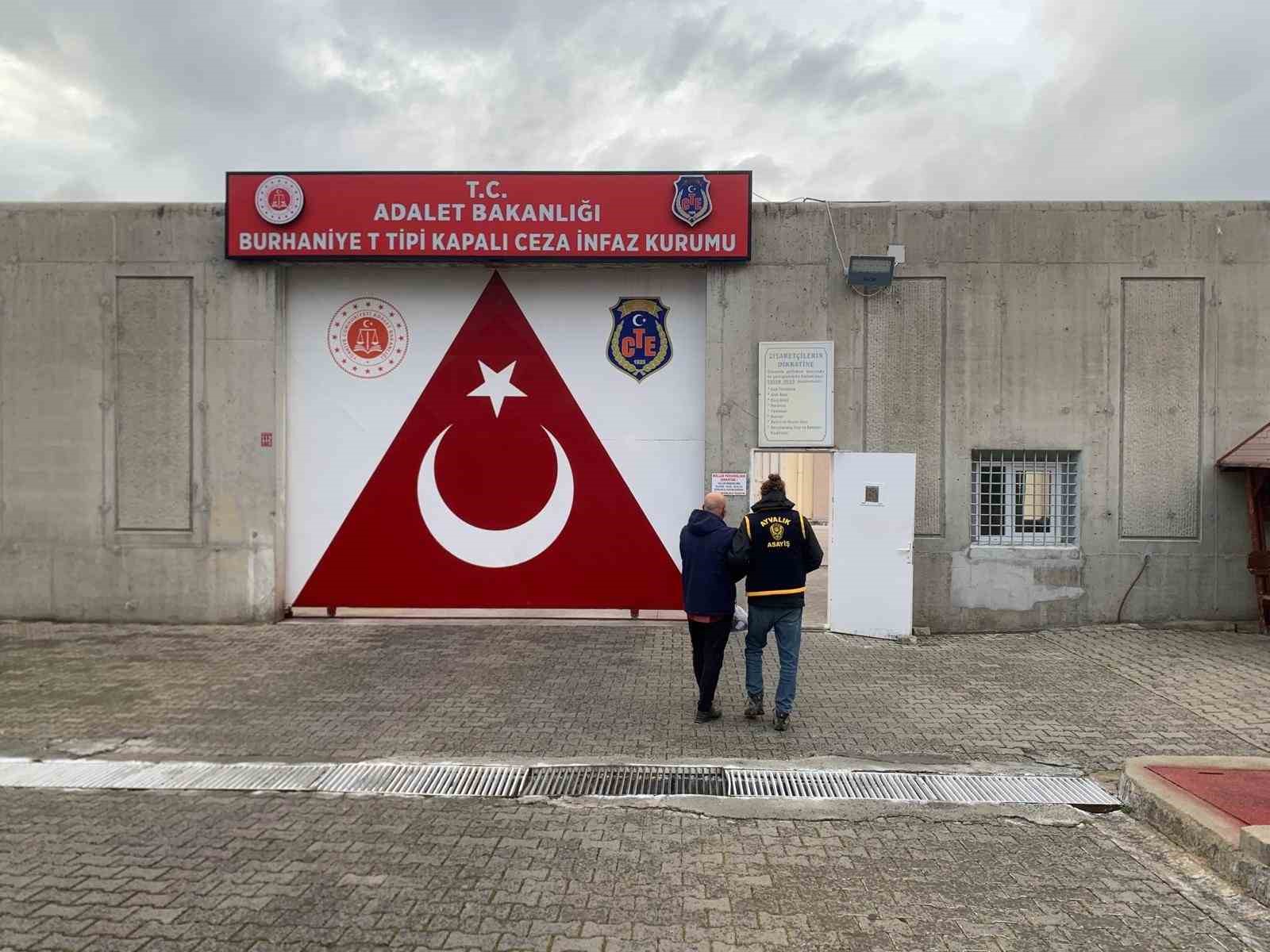 ayvalikta kendisini emniyet muduru olarak tanitan sahsa operasyon 4 kn4GiY9v