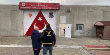 ayvalikta-kendisini-emniyet-muduru-olarak-tanitan-sahsa-operasyon-ywAkr3Wl.jpg