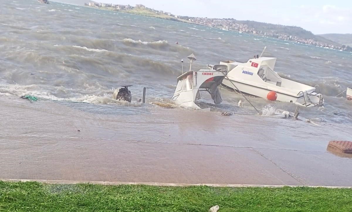 ayvalikta kuvvetli firtina tekneleri batirdi 2 KWhJlhkZ