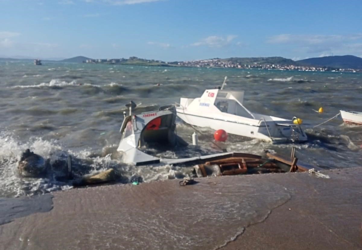 ayvalikta kuvvetli firtina tekneleri batirdi 6 CGbrr1Op