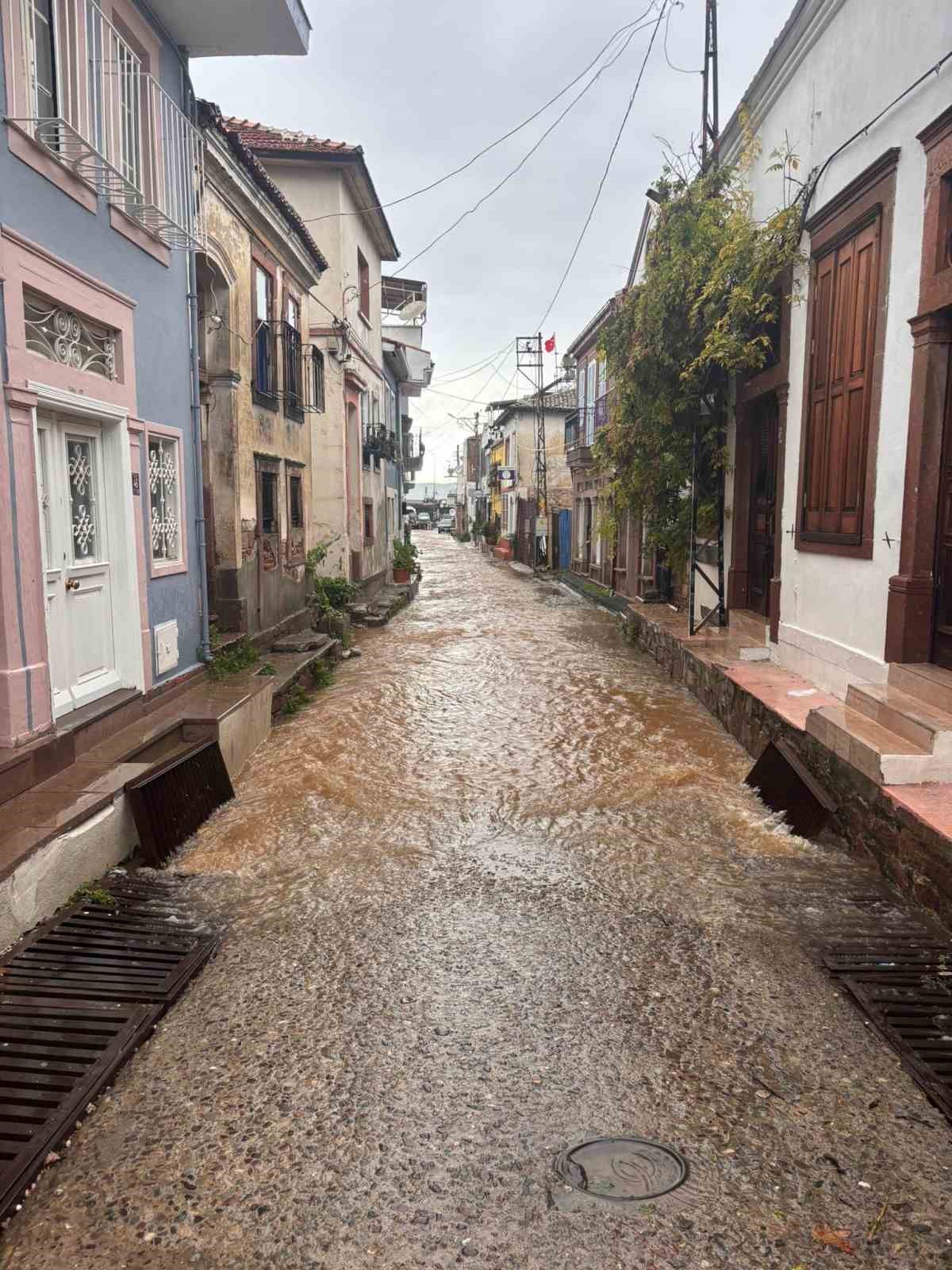 ayvalikta metrekareye 1053 kilogram dusen yagis hayati felc etti 16 f1gjm9Gl