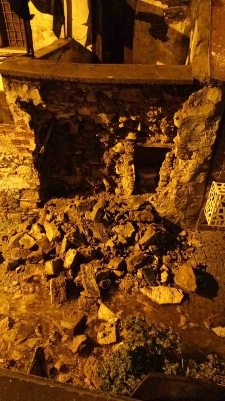 ayvalikta metrekareye 1053 kilogram dusen yagis hayati felc etti 8