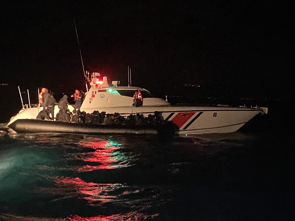 ayvalikta motoru arizalanan botla denizde suruklenen 39 gocmen kurtarildi 0 ssTjfzE4