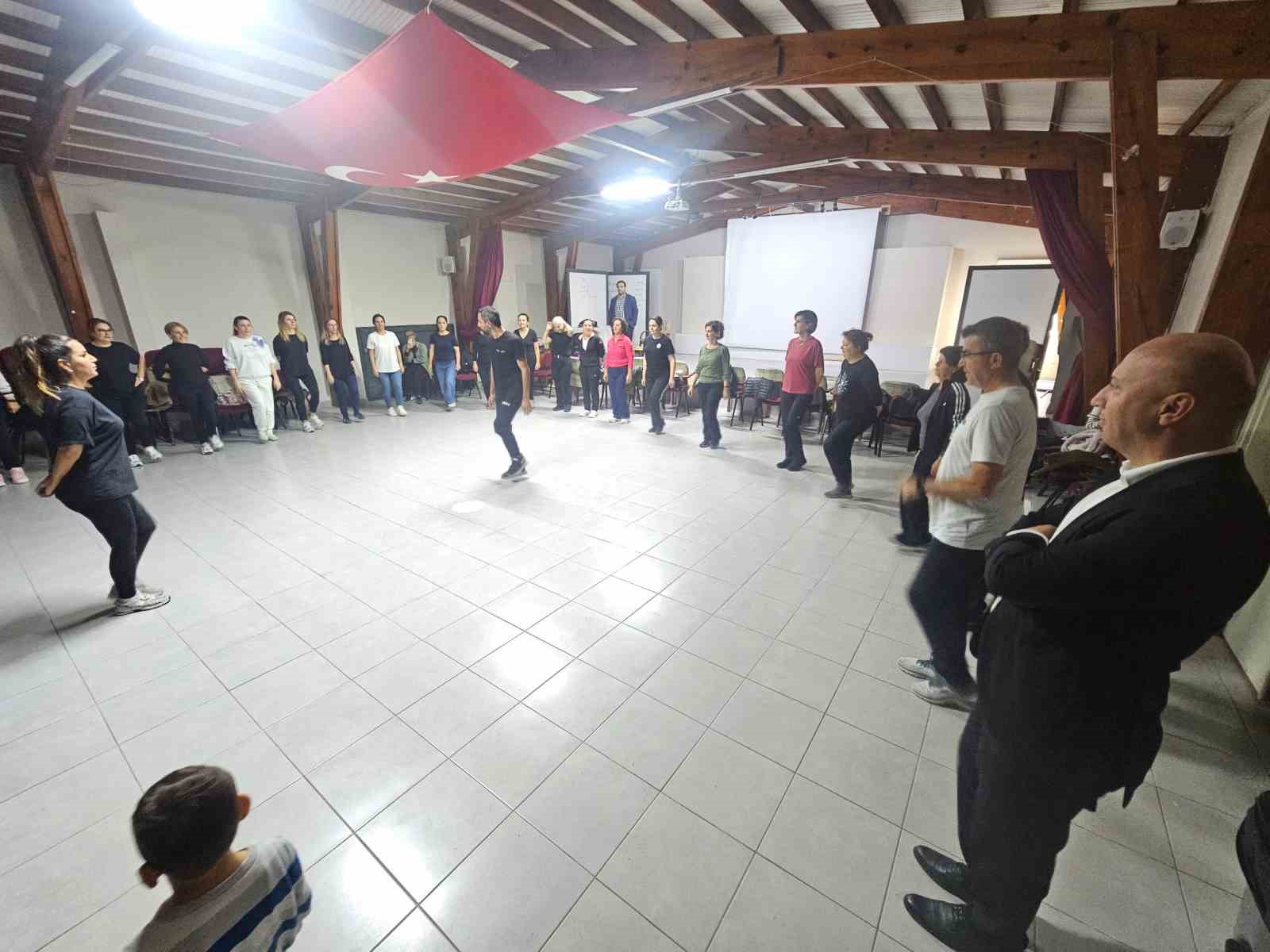 ayvalikta ogretmenlerden halk danslari yolculugu 1 rdnlzSBp
