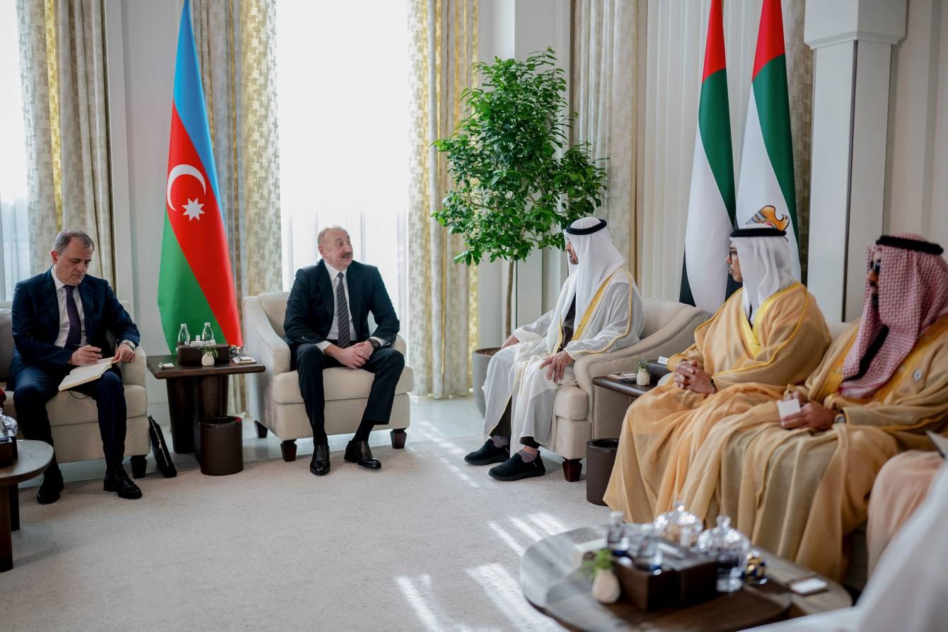 azerbaycan cumhurbaskani aliyev bae devlet baskani nahyan ile bir araya geldi 1 9KC6WHXB