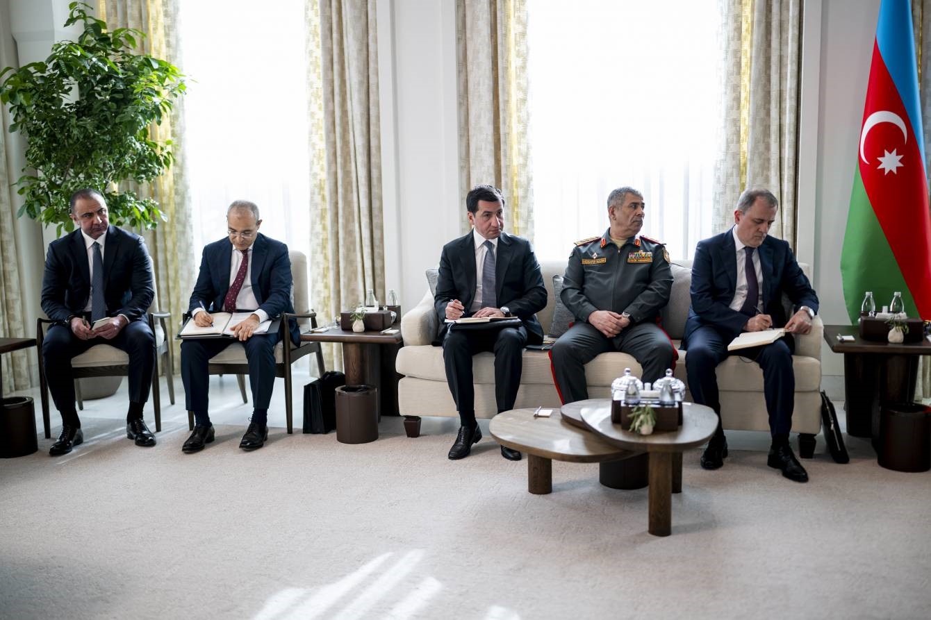 azerbaycan cumhurbaskani aliyev bae devlet baskani nahyan ile bir araya geldi 2 acWZ5fZ9