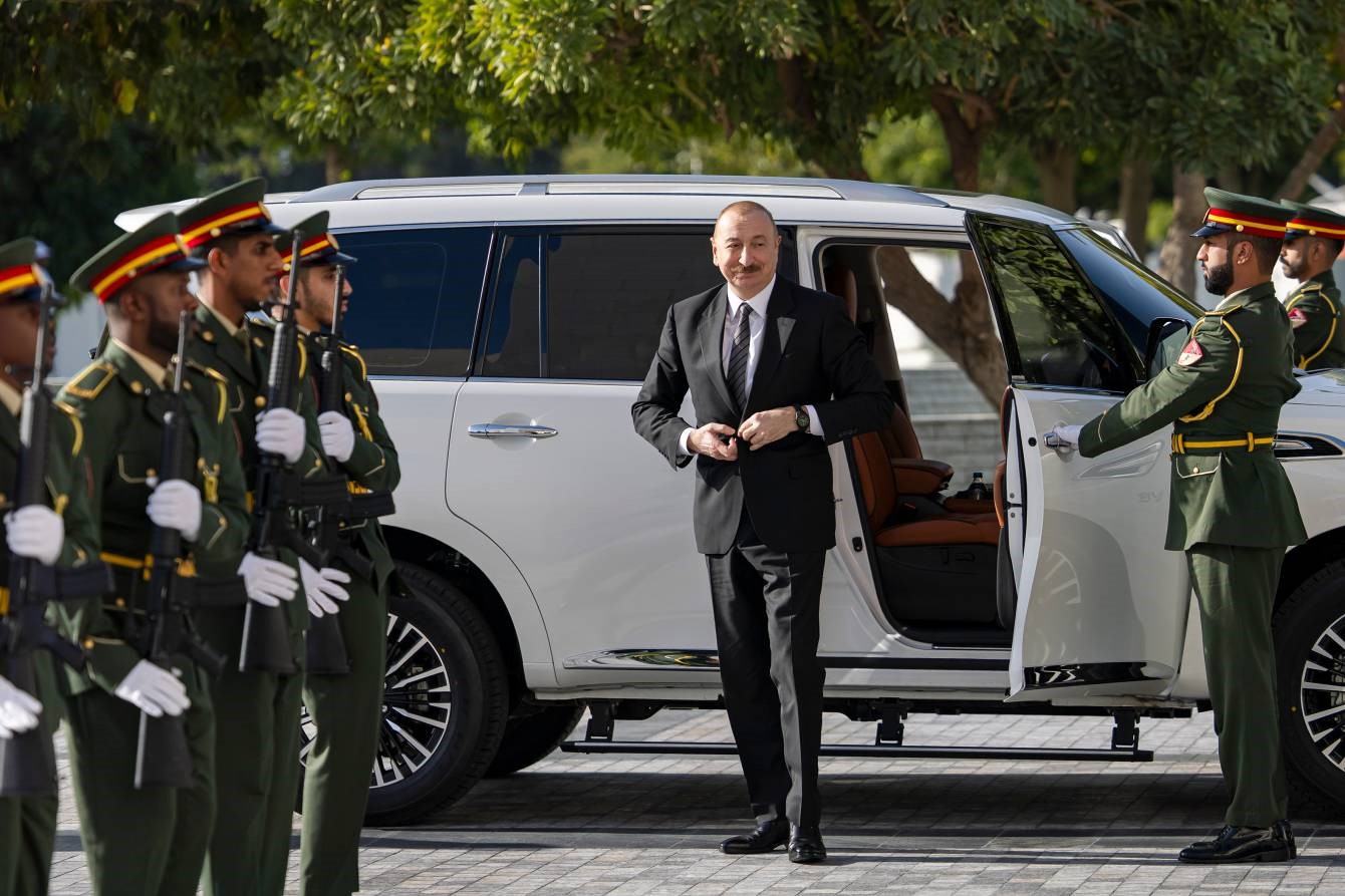 azerbaycan cumhurbaskani aliyev bae devlet baskani nahyan ile bir araya geldi 3 Z2sB69wI