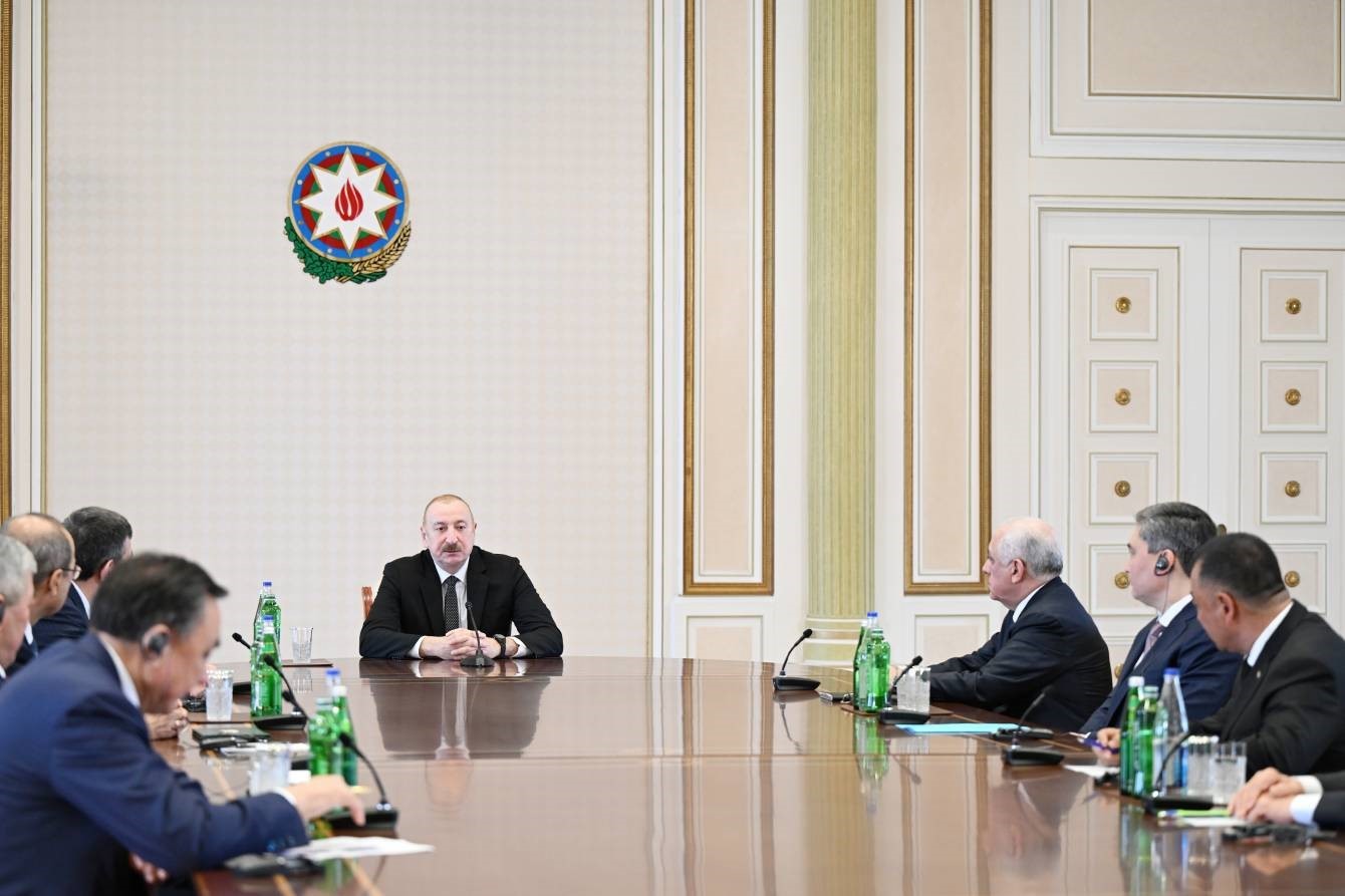 azerbaycan cumhurbaskani aliyev tdt hukumet baskanlari toplantisi katilimcilarini kabul etti 1