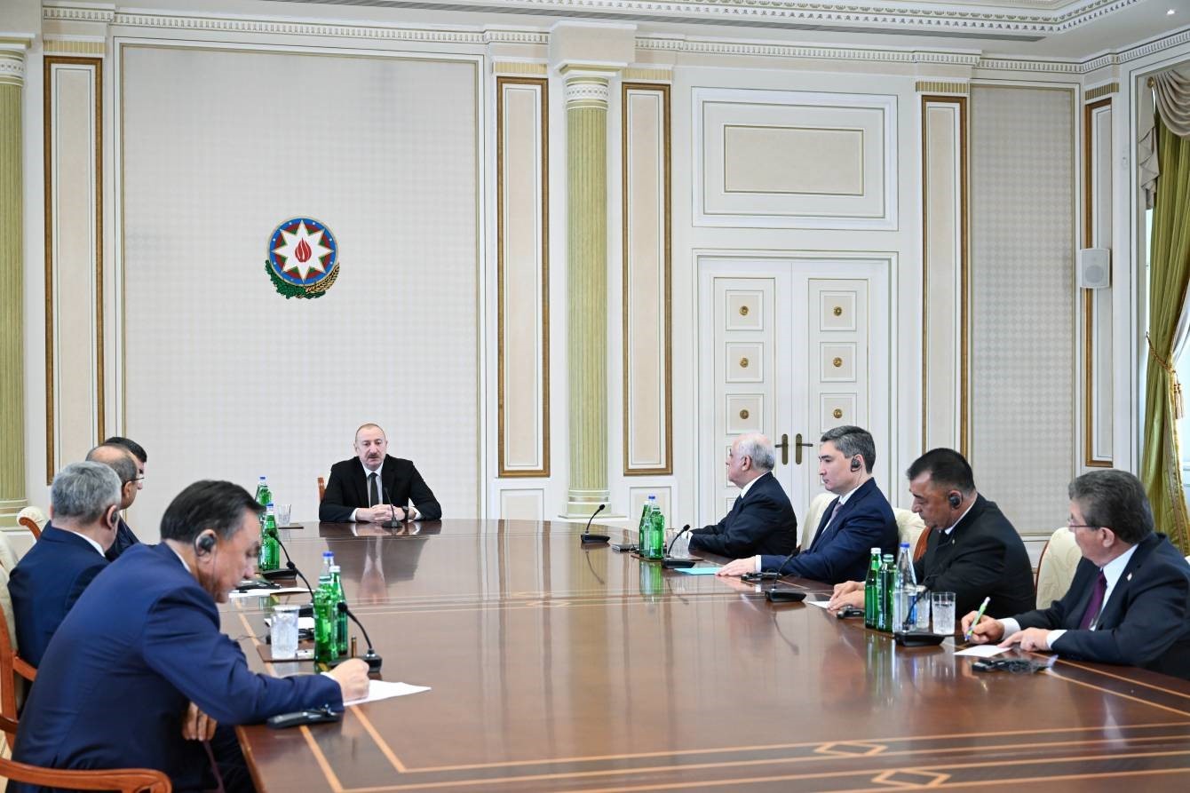 azerbaycan cumhurbaskani aliyev tdt hukumet baskanlari toplantisi katilimcilarini kabul etti 2 qV9VjvPk