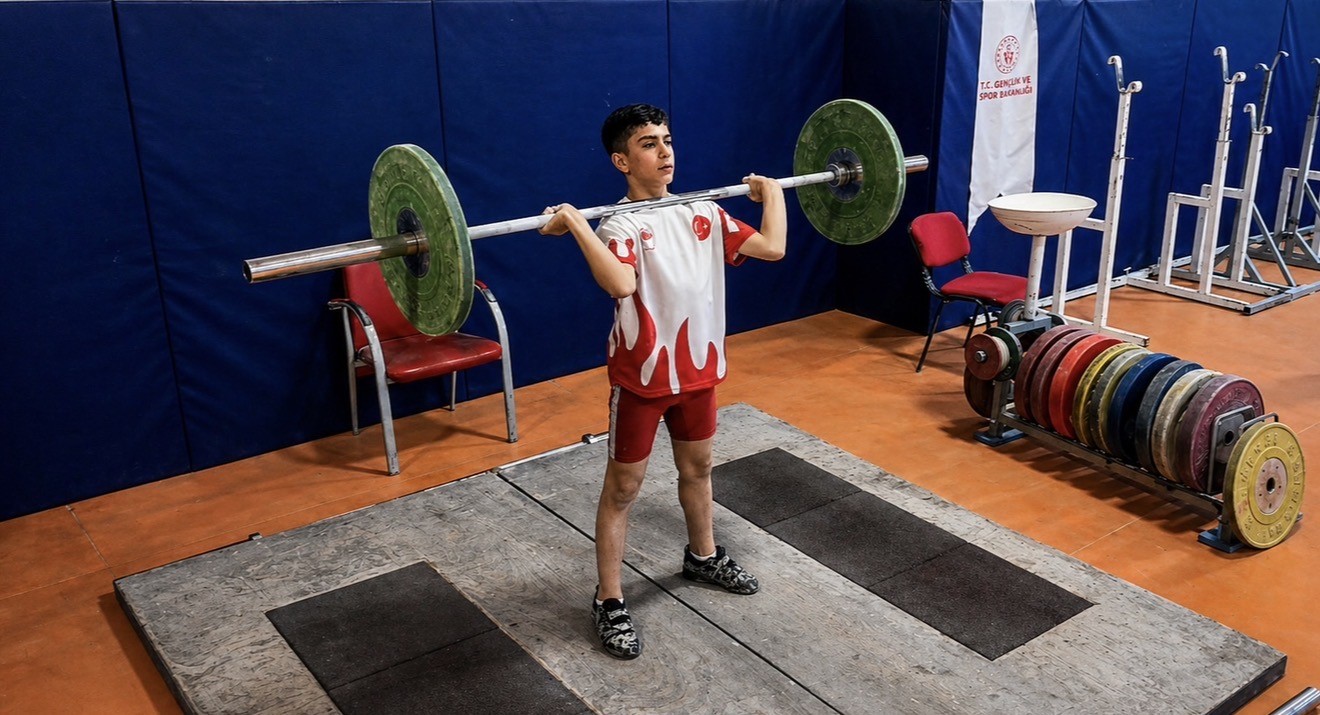 azimle basladigi halterde 12 yasinda turkiye sampiyonluguna ulasti 0 XiQg6pla