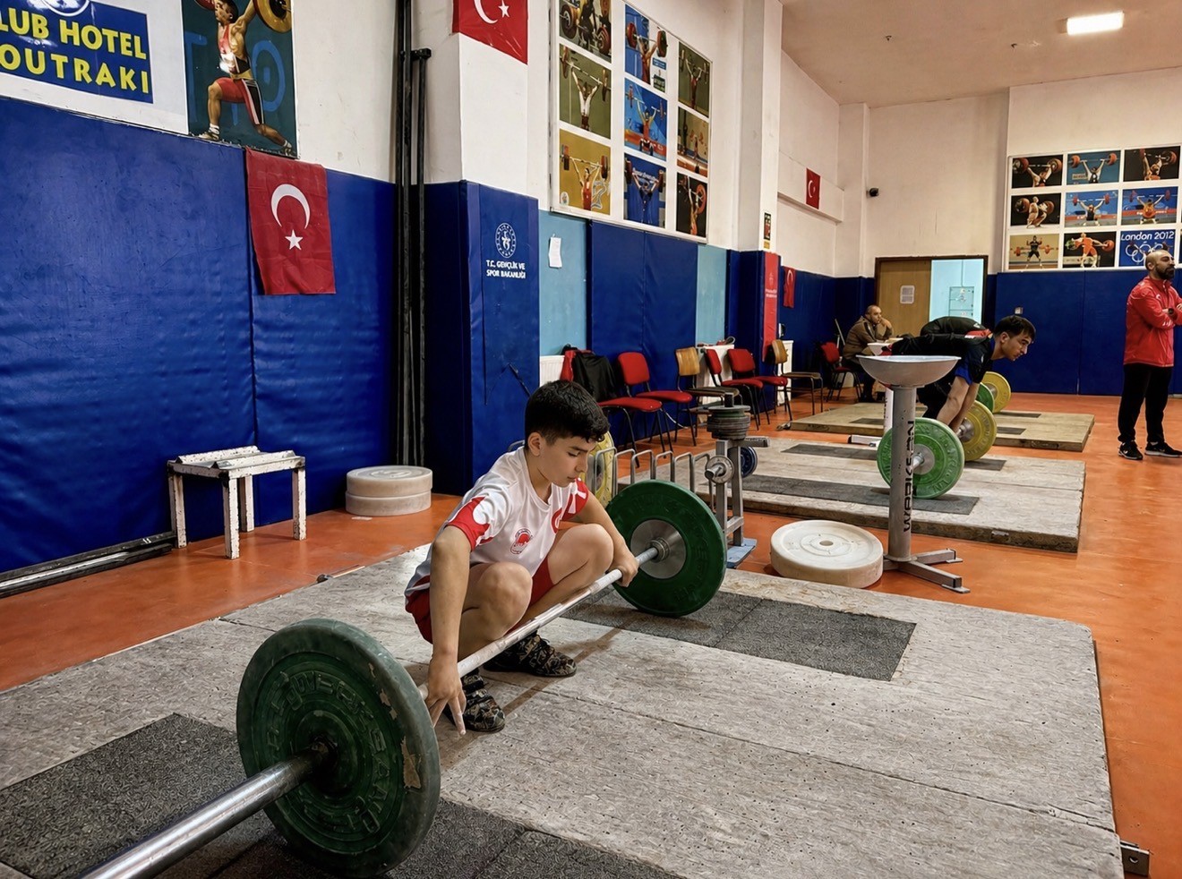 azimle basladigi halterde 12 yasinda turkiye sampiyonluguna ulasti 2 HfkXAyWR