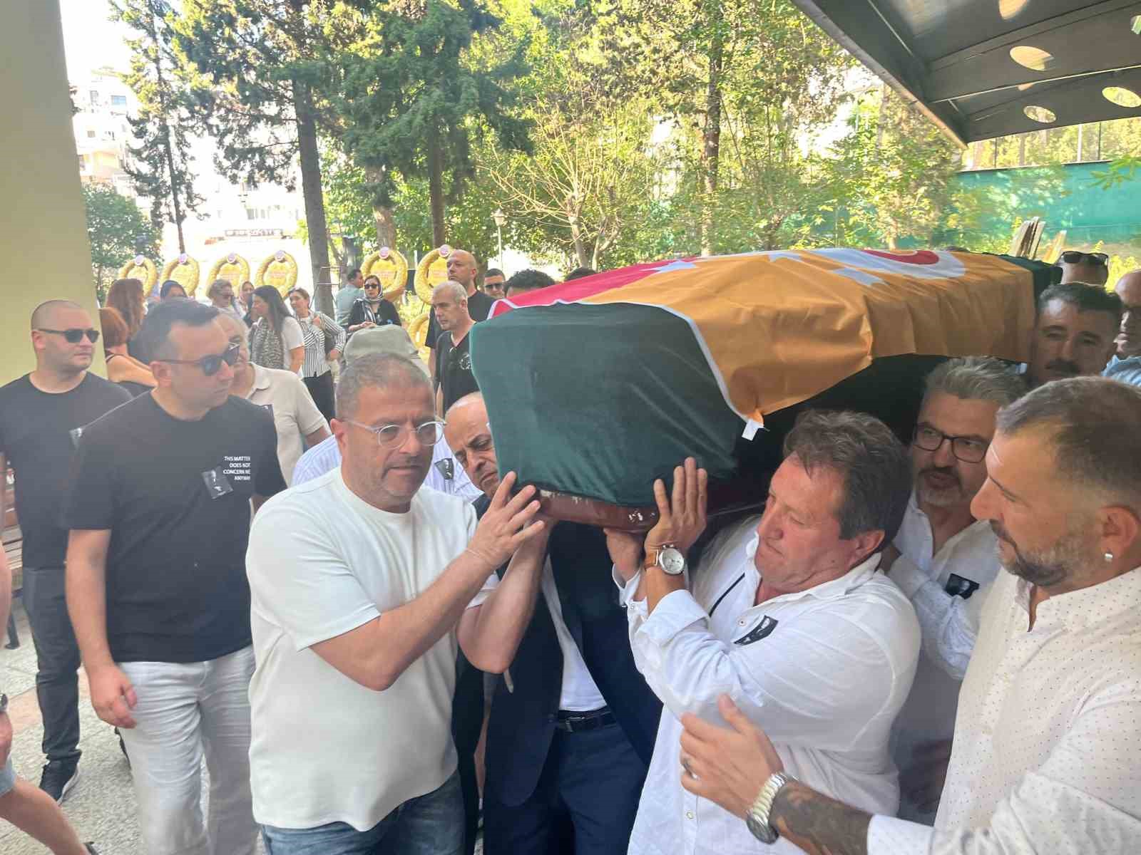 Aziz Üstel İzmir’de son yolculuğuna uğurlandı 4 aziz ustel izmirde son yolculuguna ugurlandi 0 4COaztmq