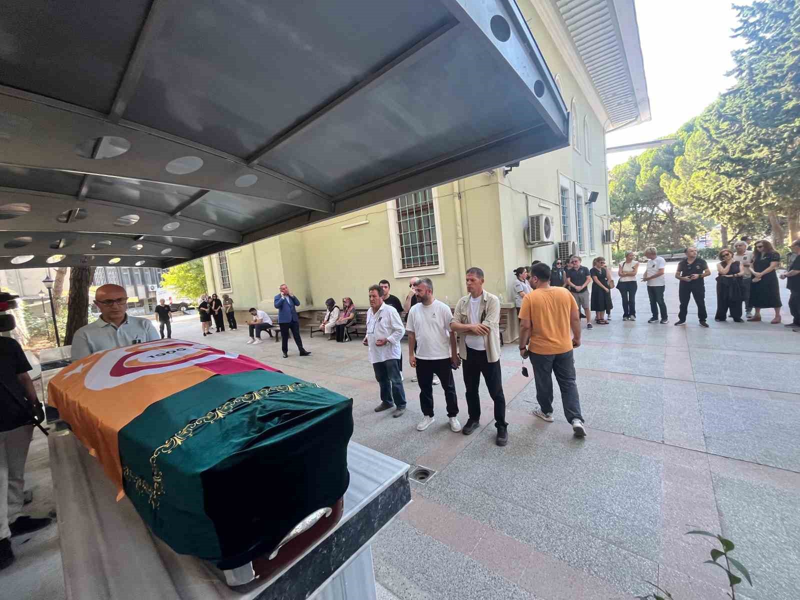 Aziz Üstel İzmir’de son yolculuğuna uğurlandı 5 aziz ustel izmirde son yolculuguna ugurlandi 1 qKdIQDDj