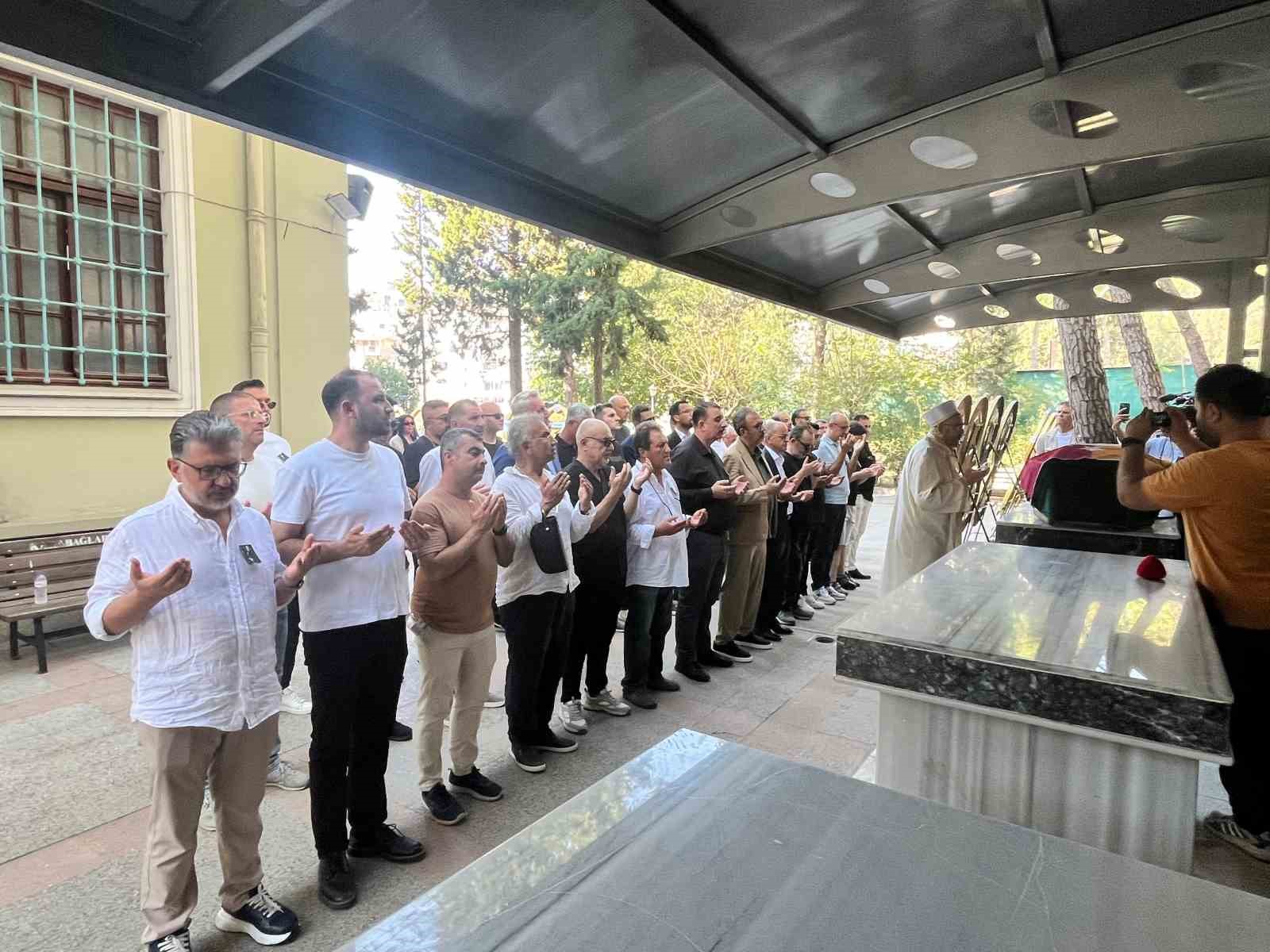 Aziz Üstel İzmir’de son yolculuğuna uğurlandı 6 aziz ustel izmirde son yolculuguna ugurlandi 2 dafFvpUZ
