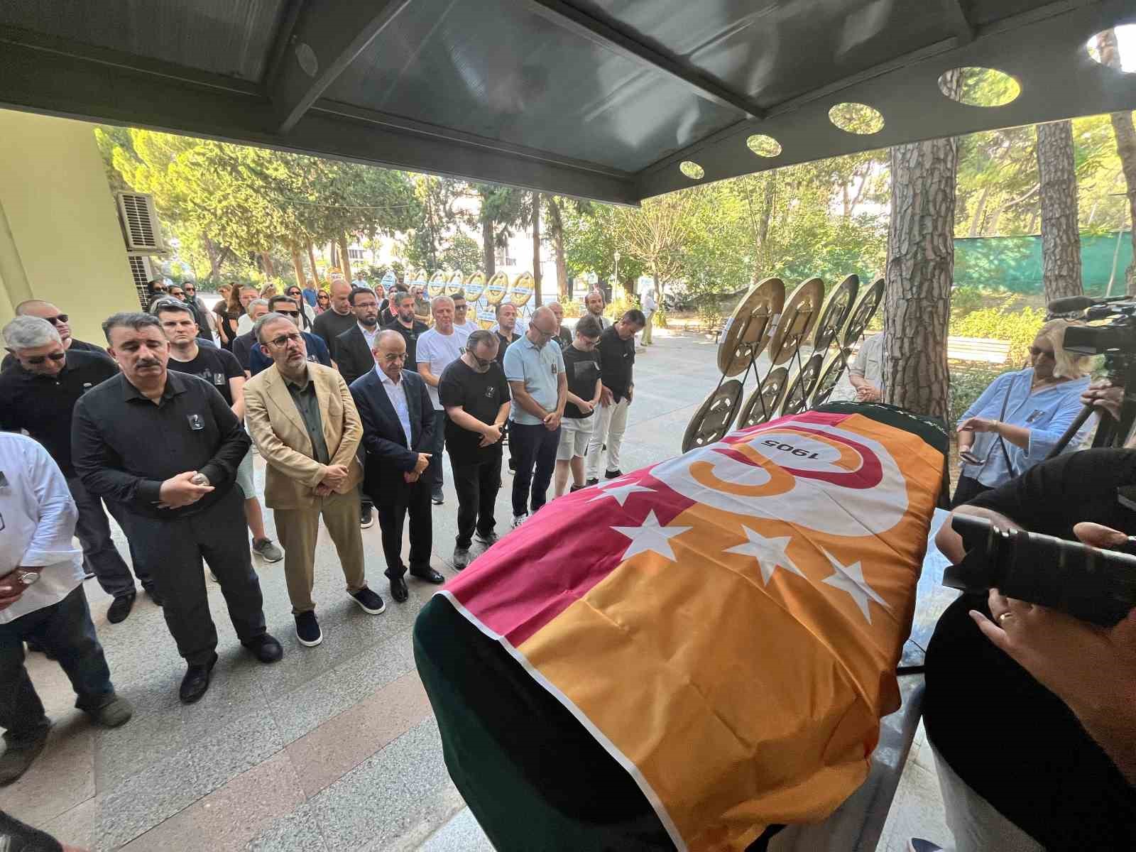 Aziz Üstel İzmir’de son yolculuğuna uğurlandı 8 aziz ustel izmirde son yolculuguna ugurlandi 4 VtiphiKK