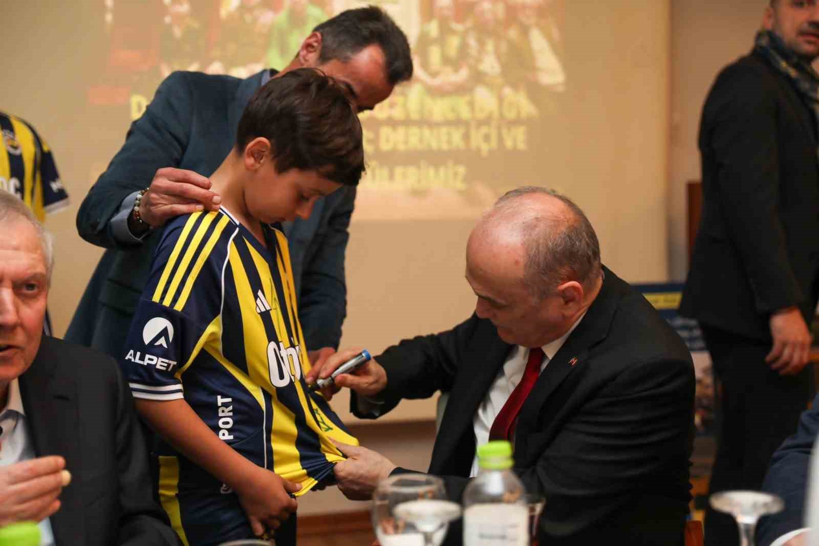 aziz yildirim iftarini duzce fenerbahceliler ile yapti 4 BI8SWf8N
