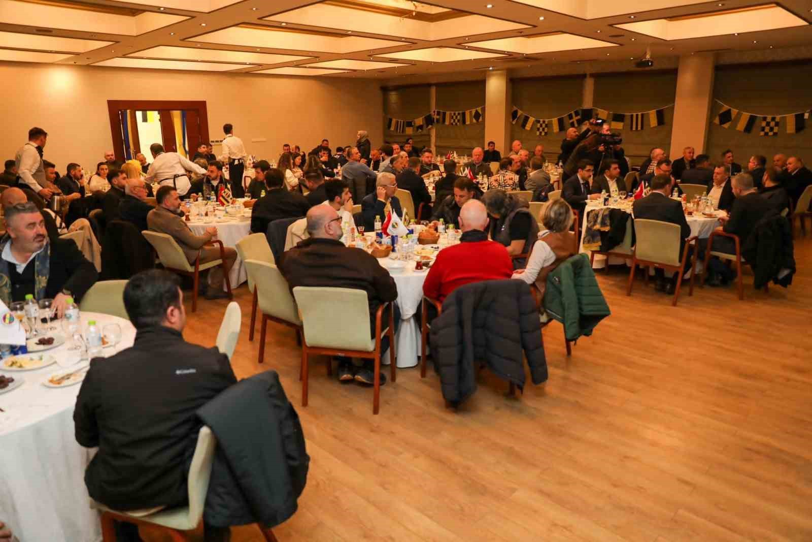 aziz yildirim iftarini duzce fenerbahceliler ile yapti 5 NRV8yf2m