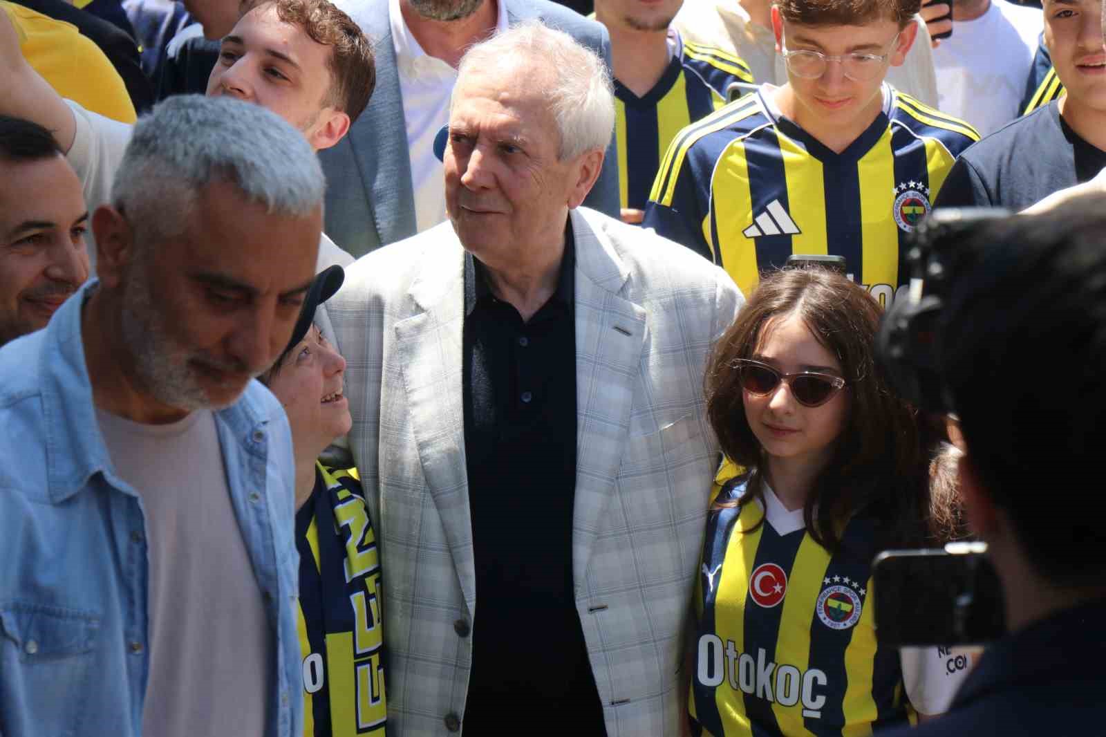 aziz yildirim sakaryada fenerbahceliler ile bulustu 0 WnybSPfR