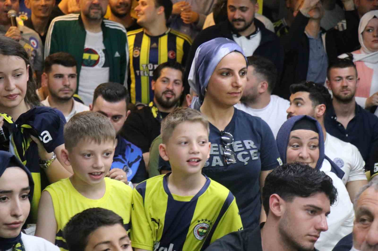 aziz yildirim sakaryada fenerbahceliler ile bulustu 7 faBZBzf4