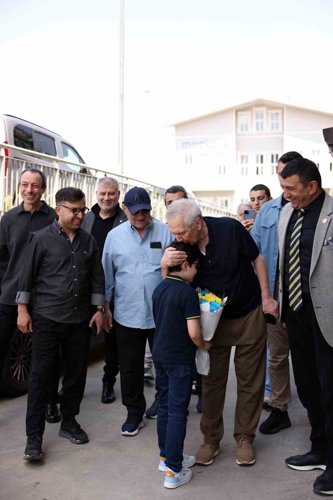 aziz yildirim sampiyon boksorlerle bir araya geldi 10 ysRLUm7P