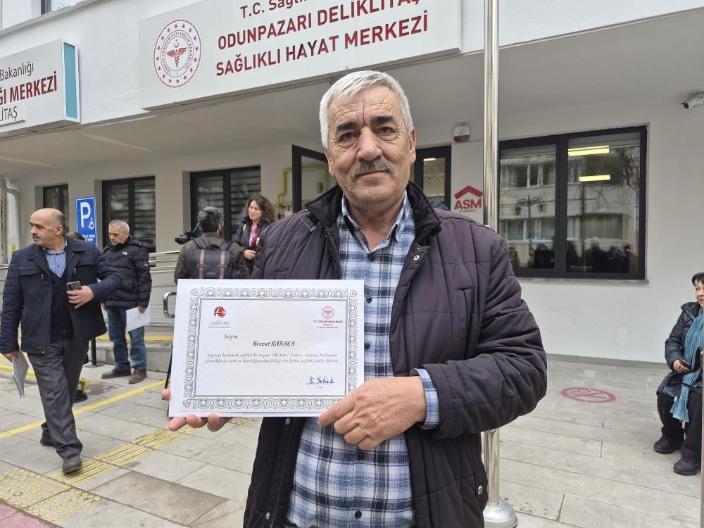 azmetti 40 yil ictigi sigarayi 1 haftada birakti 2 NmXpAeZS