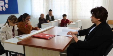 azmin-zaferi-gorme-engelli-zuleyha-ogretmen-22-yilda-kendi-gibi-300-ogrenciye-isik-oldu-GSk9PBPD.jpg