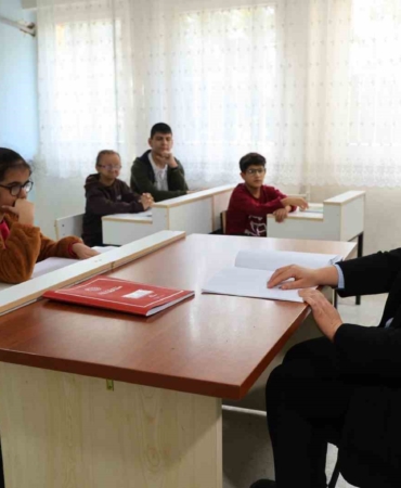 azmin-zaferi-gorme-engelli-zuleyha-ogretmen-22-yilda-kendi-gibi-300-ogrenciye-isik-oldu-GSk9PBPD.jpg