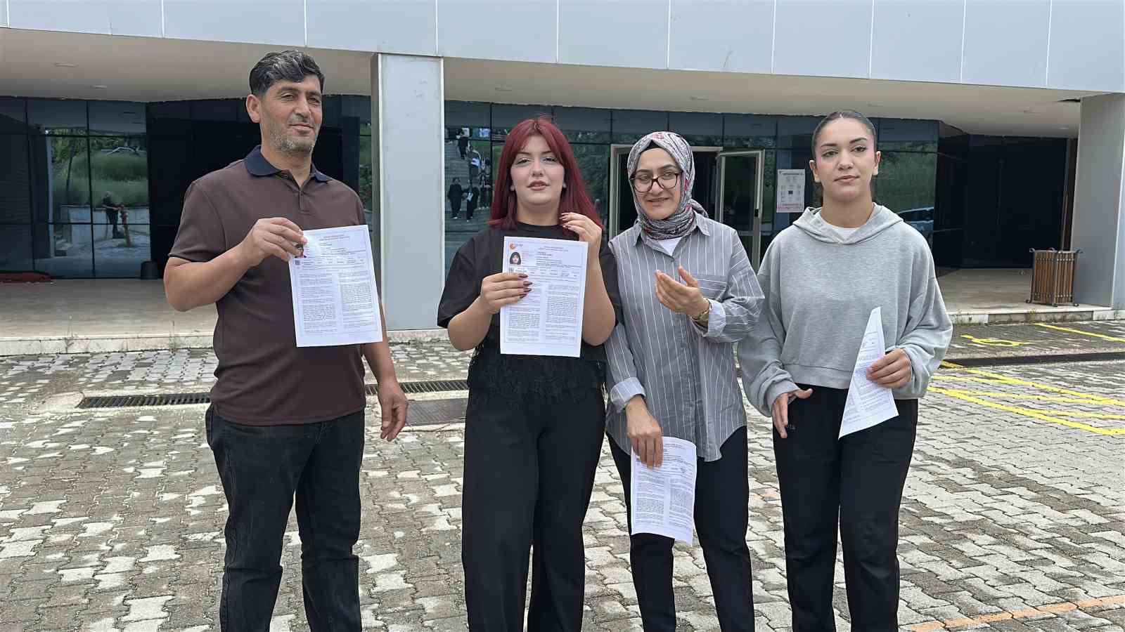 Baba, anne ve 2 kızı sınavda birbirlerine rakip oldu 4 baba anne ve 2 kizi sinavda birbirlerine rakip oldu 0 Q1PUZssB