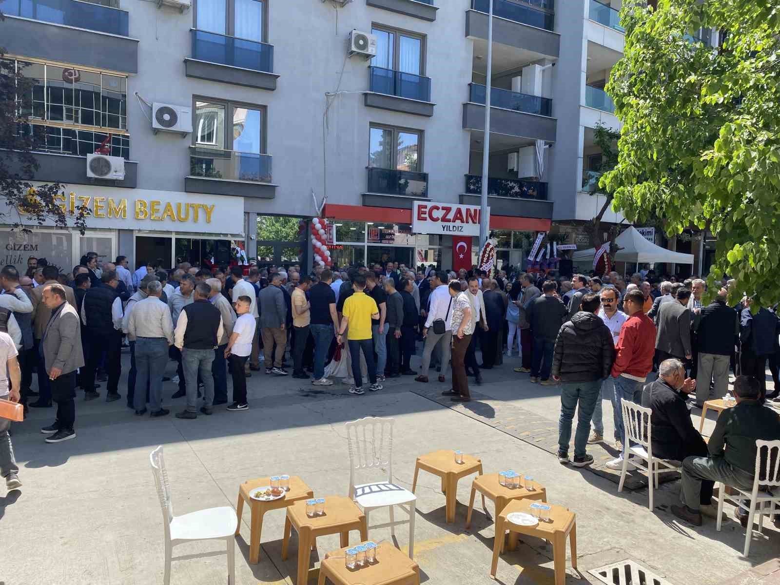 baba ogul acilista gozyaslarini tutamadi 1 ysZF3ect