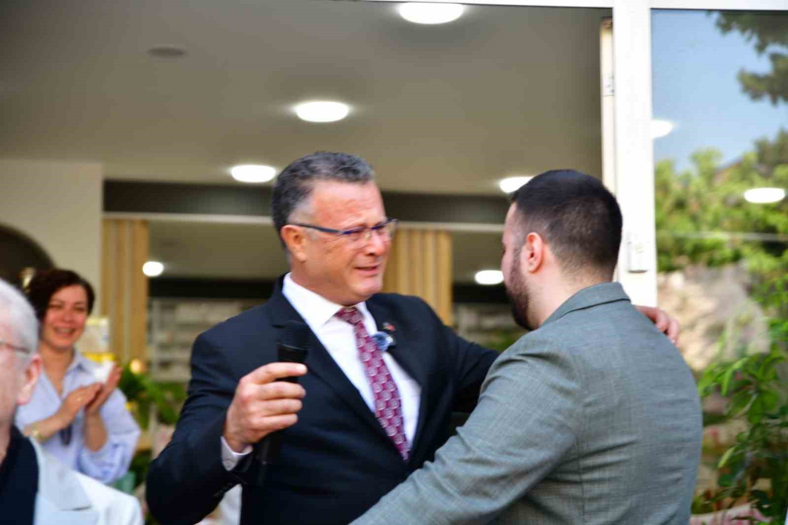 baba ogul acilista gozyaslarini tutamadi 7 fUy9nQD5