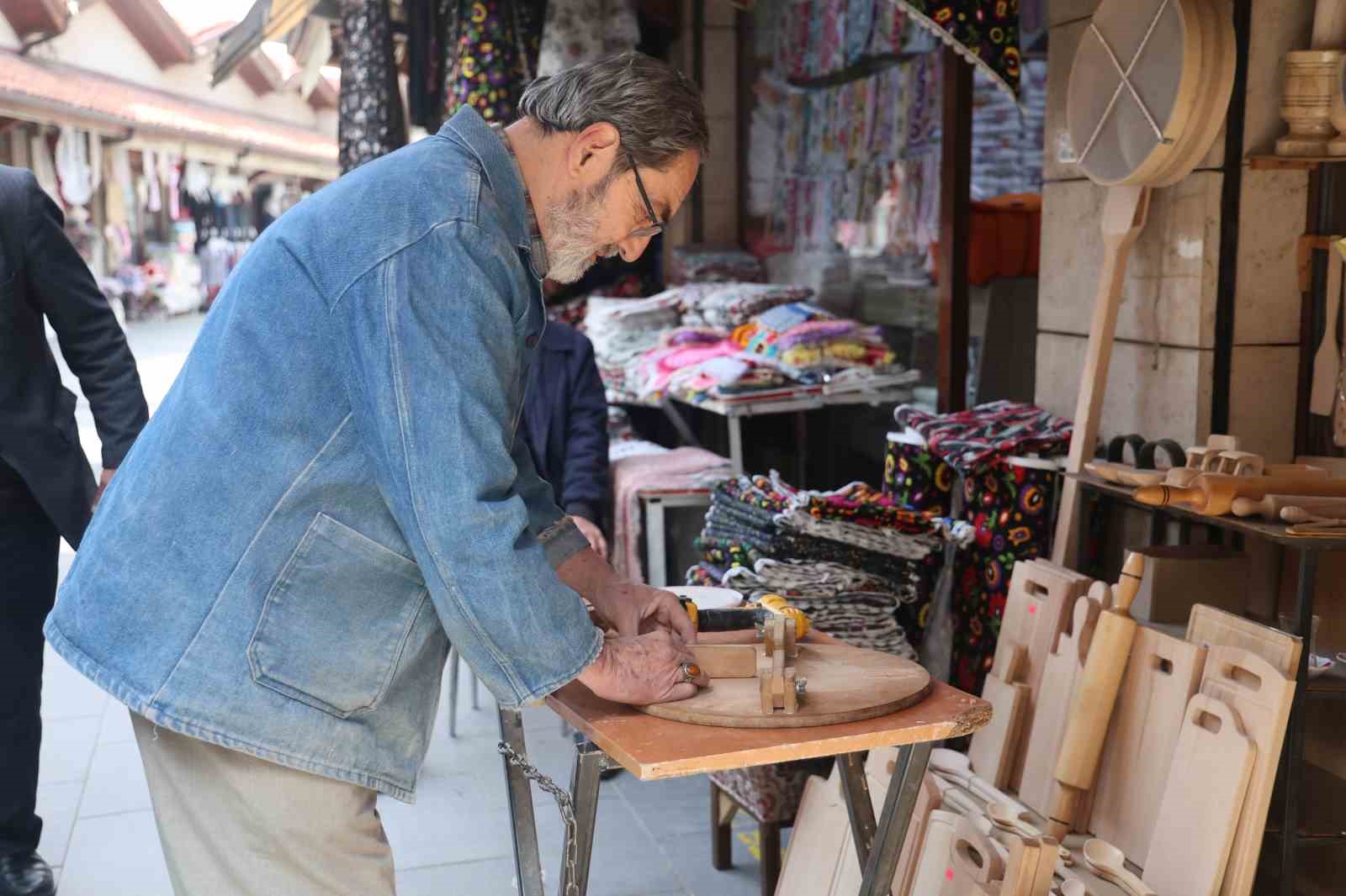 baba ogul plastige karsi ahsap ustaligini yasatmaya devam ediyor 5 DXZLpmL8