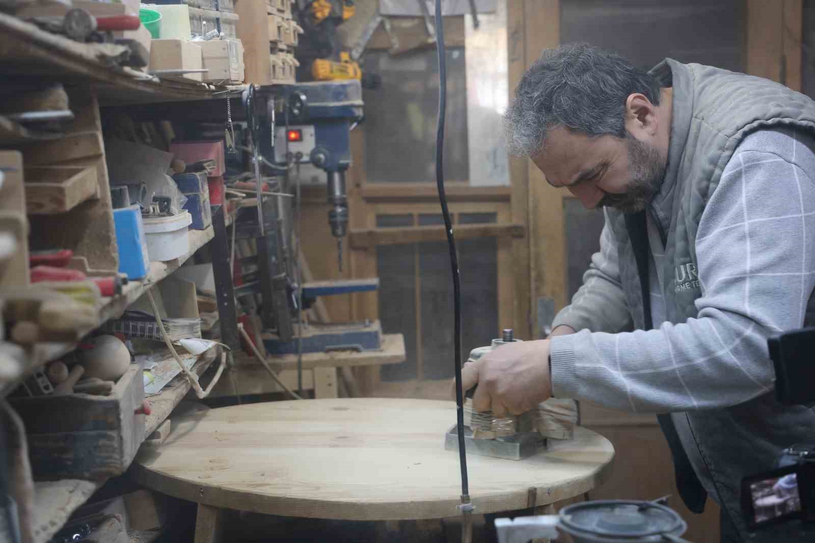 baba ogul plastige karsi ahsap ustaligini yasatmaya devam ediyor 6 AYdPNsGH