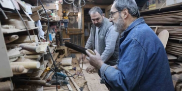 baba-ogul-plastige-karsi-ahsap-ustaligini-yasatmaya-devam-ediyor-cMPkdsh5.jpg