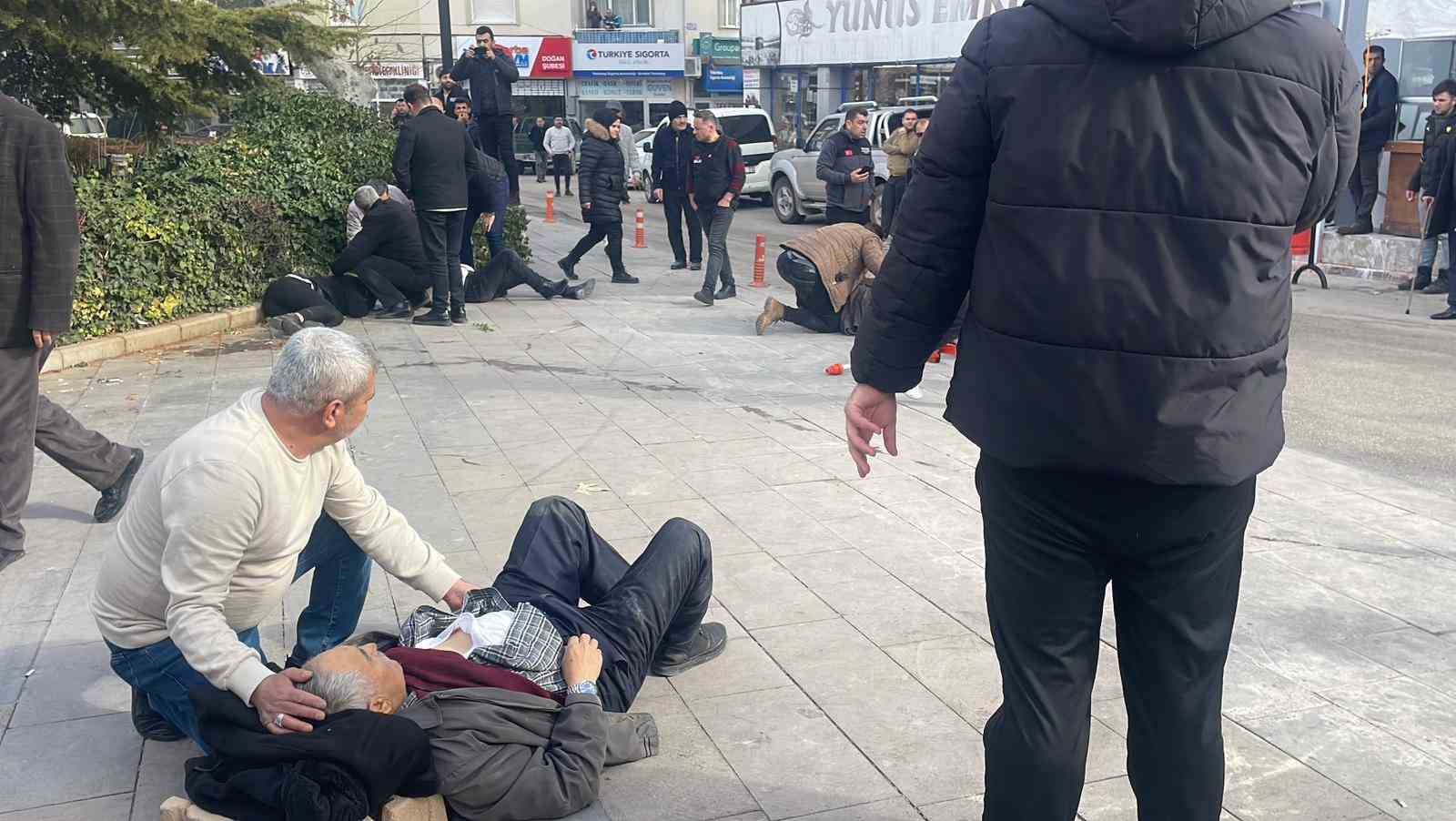 baba ve 3 oglu sokak ortasinda silahla vuruldu yaralilardan 3unun durumu agir 0 FLIp7cj6