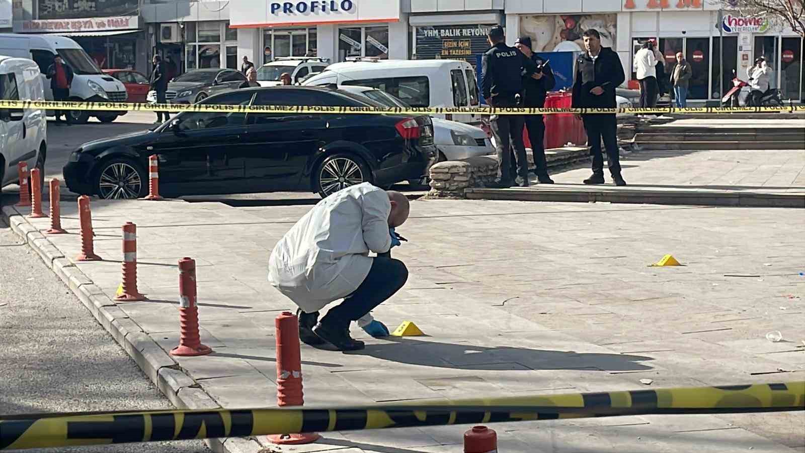 baba ve 3 oglu sokak ortasinda silahla vuruldu yaralilardan 3unun durumu agir 1