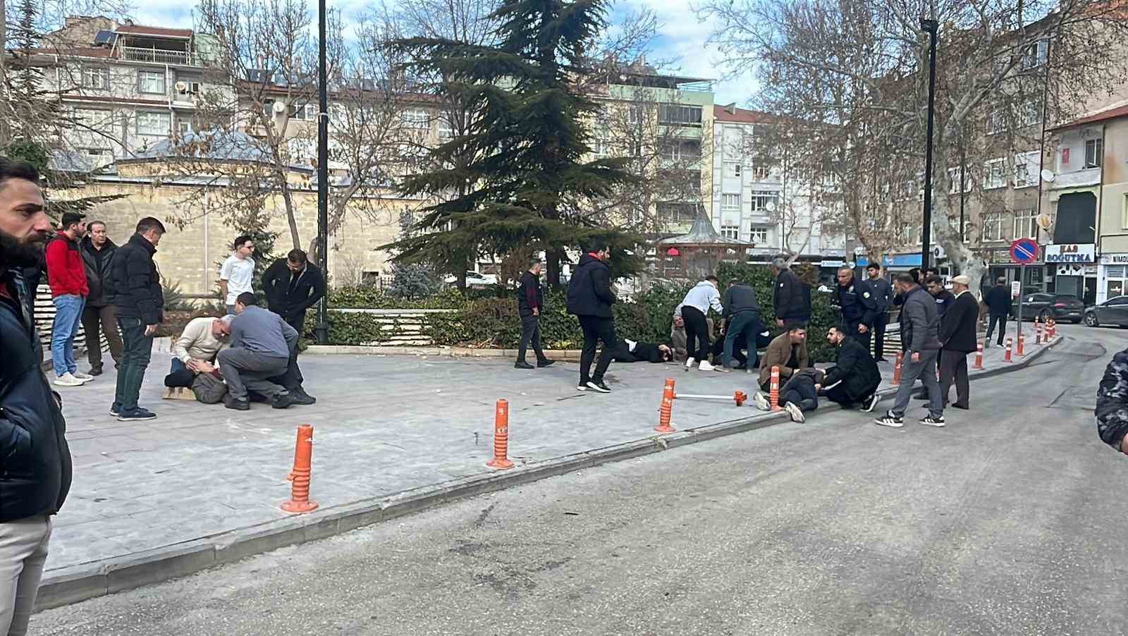 baba ve 3 oglu sokak ortasinda silahla vuruldu yaralilardan 3unun durumu agir 4 9wvPGGOy