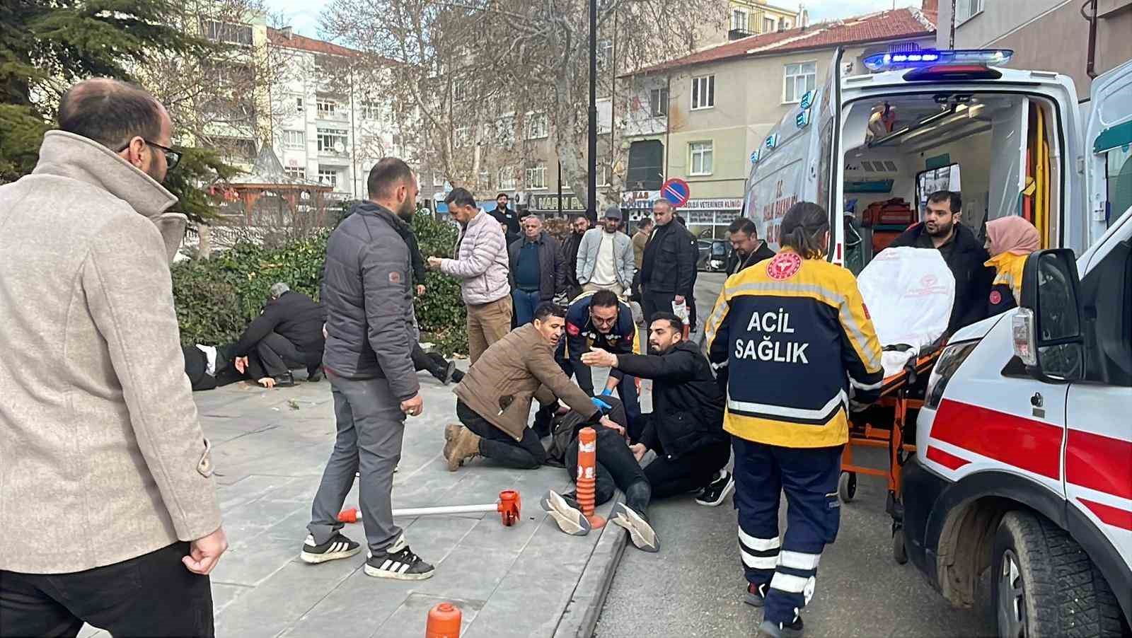 baba ve 3 oglu sokak ortasinda silahla vuruldu yaralilardan 3unun durumu agir 5 wywtI6Dg
