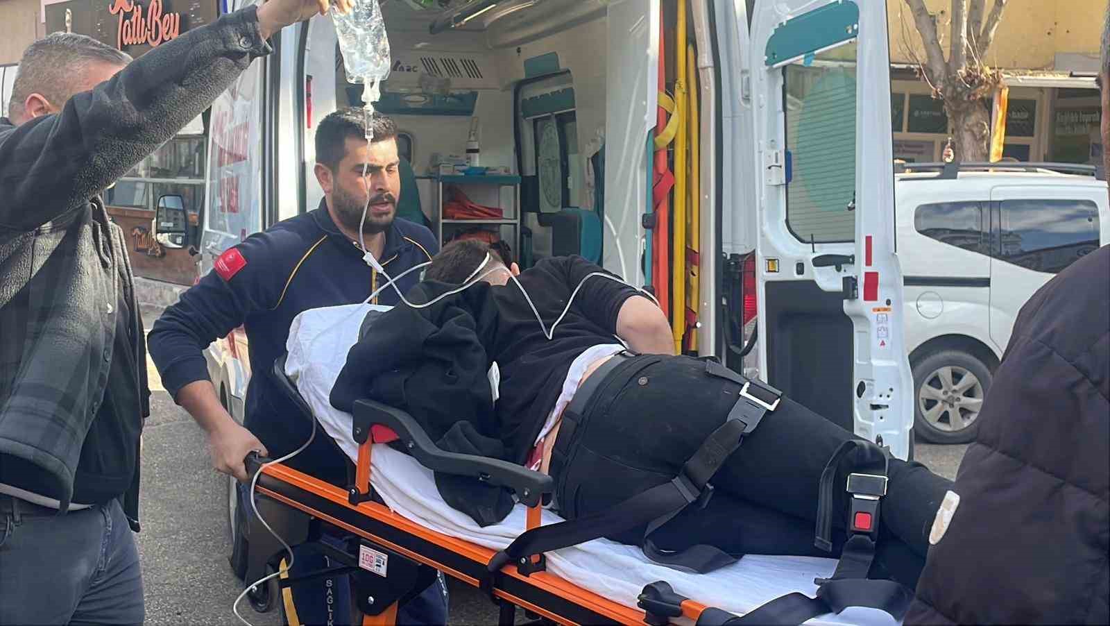 baba ve 3 oglu sokak ortasinda silahla vuruldu yaralilardan 3unun durumu agir 8 TyhViaGK
