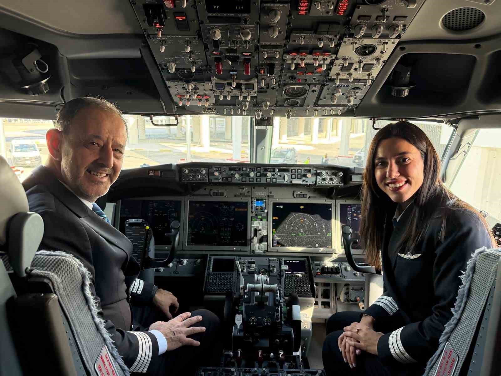 Baba ve kız aynı kokpitte: 42 yıllık pilot gökyüzüne kızıyla veda etti 4 baba ve kiz ayni kokpitte 42 yillik pilot gokyuzune kiziyla veda etti 0 M2EXAcpw