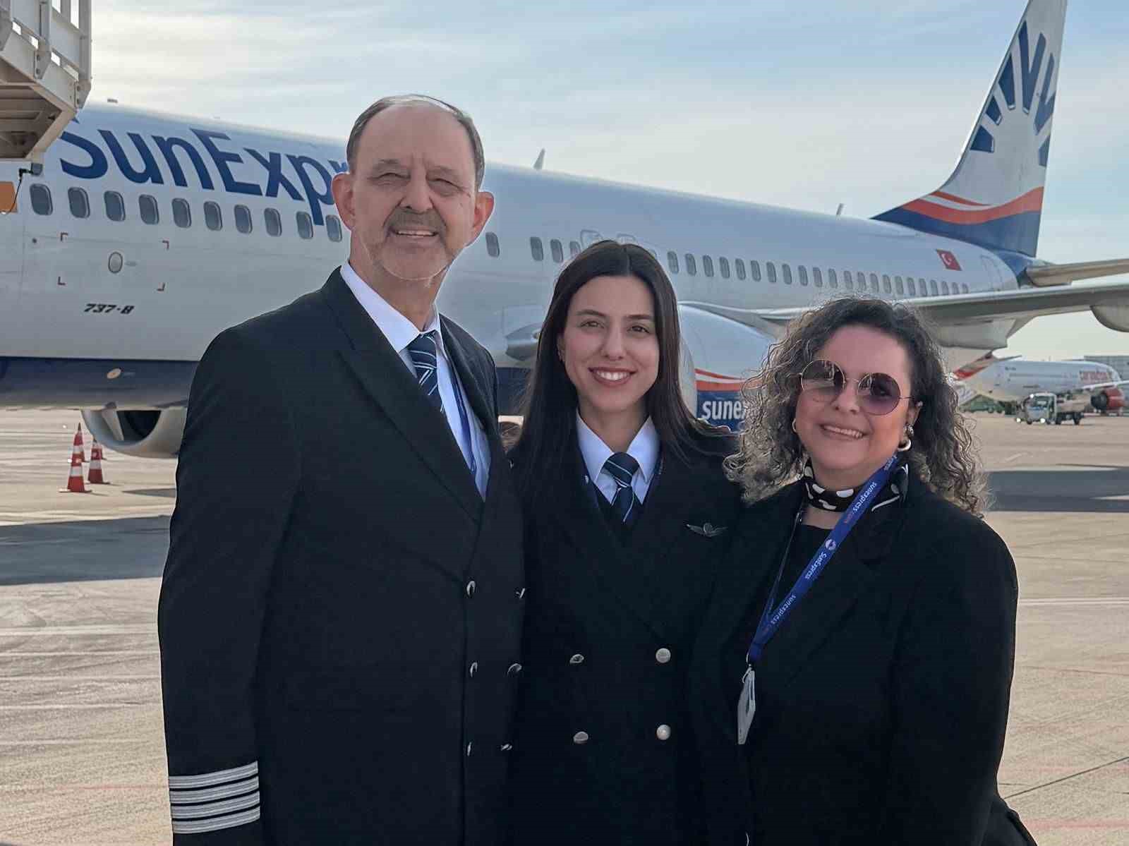 Baba ve kız aynı kokpitte: 42 yıllık pilot gökyüzüne kızıyla veda etti 5 baba ve kiz ayni kokpitte 42 yillik pilot gokyuzune kiziyla veda etti 1 LmUUIA3w