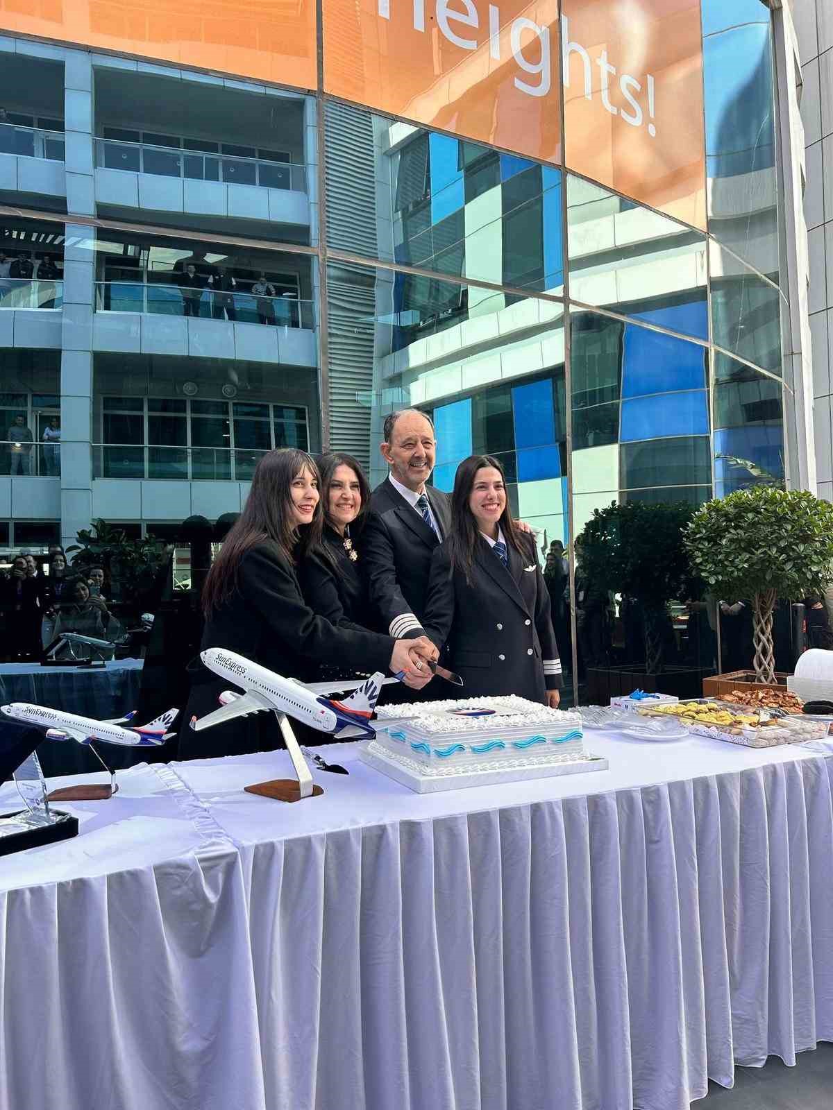 Baba ve kız aynı kokpitte: 42 yıllık pilot gökyüzüne kızıyla veda etti 7 baba ve kiz ayni kokpitte 42 yillik pilot gokyuzune kiziyla veda etti 3 4nvVaP3R