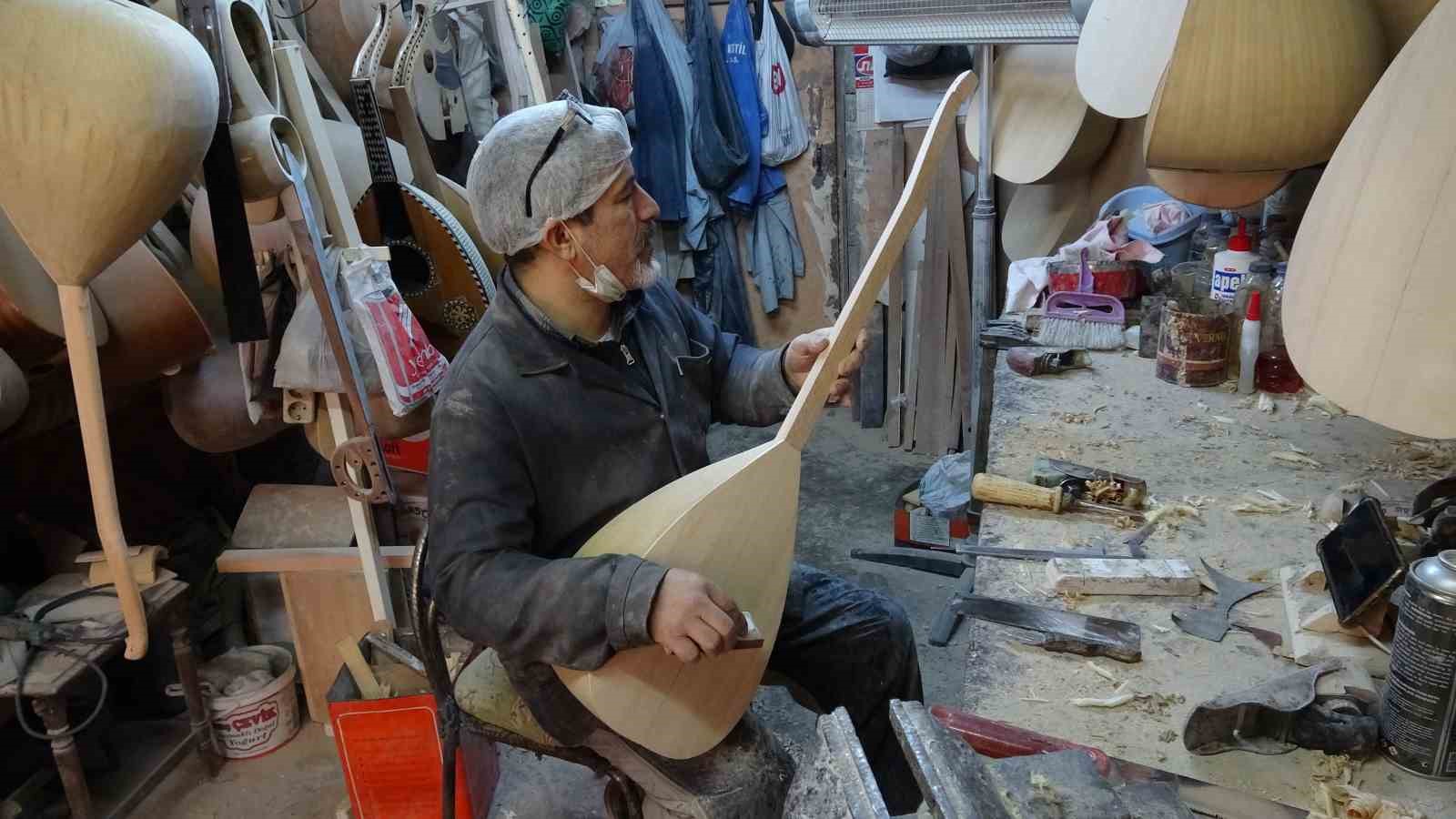 baba yadigari atolyede 35 yildir baglama uretiyor 0 dJScU6Ui