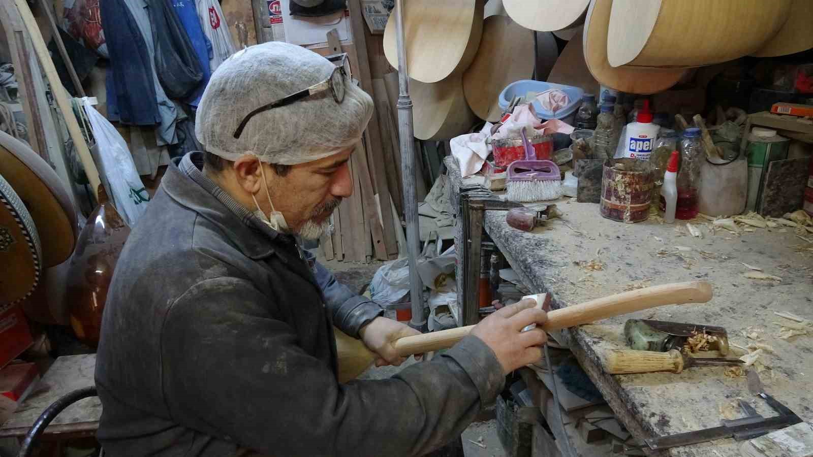 baba yadigari atolyede 35 yildir baglama uretiyor 1 HMWEDArJ